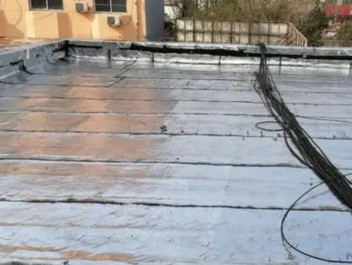 昌邑卫生间漏水维修公司分享下昌邑屋面楼顶防水刚性防水层施工要点。